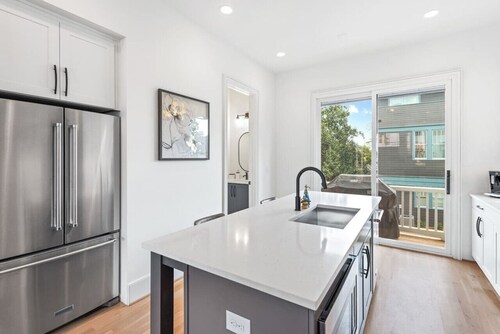 King Bed | Private Garage |Your Summerhill Escape