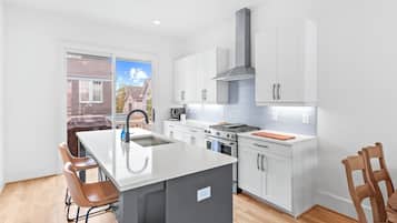 Een koelkast, een magnetron, een oven, een kookplaat