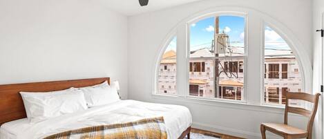 2 habitaciones, tabla de planchar con plancha, cuna de viaje y wifi