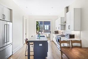 Jääkaappi, mikroaaltouuni, uuni, liesi