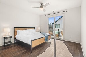 2 sovrum, skrivbord, strykjärn/strykbräda och resesäng