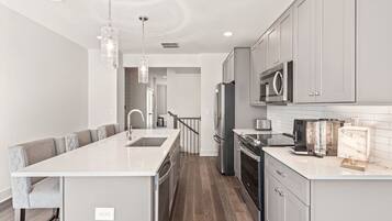 Een koelkast, een magnetron, een oven, een kookplaat