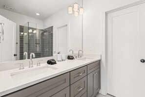 Hair dryer - Fast Wifi|Downtown EAV| EAV Retreat (Atlanta)