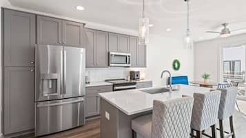 Een koelkast, een magnetron, een oven, een kookplaat