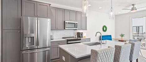 Réfrigérateur, micro-ondes, four, plaque de cuisson