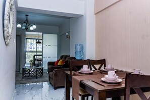 32-inch Smart TV with cable channels, TV - Ikhaya Serviced Apartments Kilimani (Nairobi)