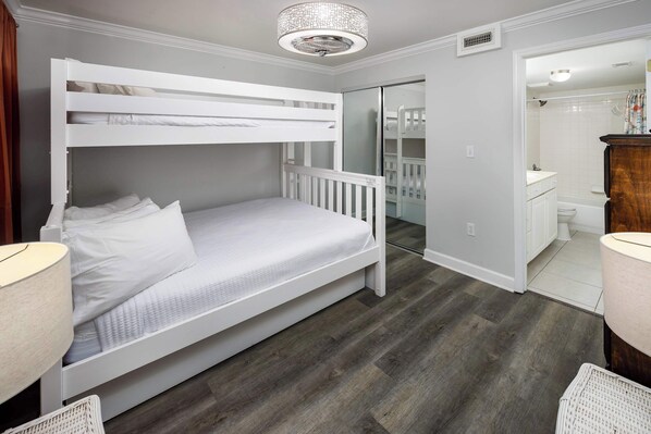 2 bedrooms, desk, iron/ironing board, free WiFi - Sea Oats 103/🌊Gulf Front/ 🏖️Beach Service (Fort Walton Beach)