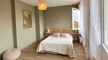 3 bedrooms, iron/ironing board, travel cot, free WiFi