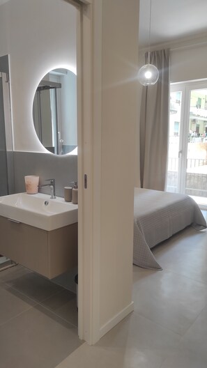 2 Schlafzimmer, Schreibtisch, Bügeleisen/Bügelbrett, Reisekinderbett