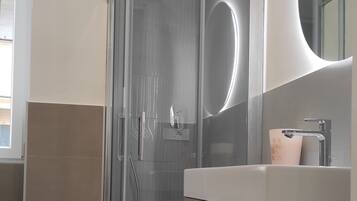 Doccia, asciugacapelli, bidet, asciugamani