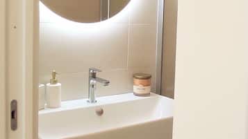 Dusche, Haartrockner, Bidet, Handtücher