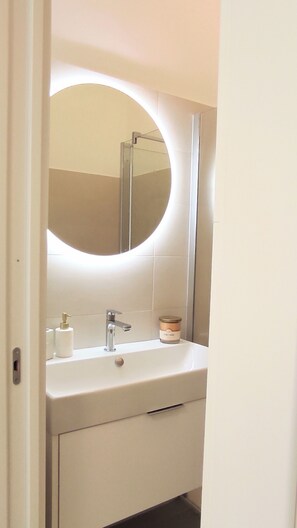 Dusche, Haartrockner, Bidet, Handtücher
