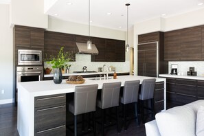 Fridge, microwave, oven, stovetop - Quartz by AvantStay | Stunning Home In Truckee w/ Views (Truckee)