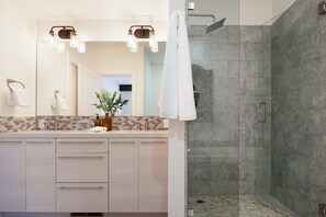 Shower, hair dryer, towels - Quartz by AvantStay | Stunning Home In Truckee w/ Views (Truckee)