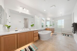 Shower, hair dryer, towels, soap - Luxury new house games and views (Rancho Cordova)