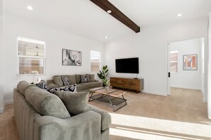 TV, video games - Luxury new house games and views (Rancho Cordova)