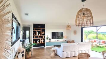 Een televisie en boeken