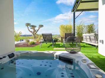 Parc avec vue sur la campagne - Spa (5 places) - Salon de jardin couvert d'une pergola - Table pour 6/8 personnes - Plancha gaz - Four à Pizza - 3 vélos (2 adultes et 1 enfant) - Garage.