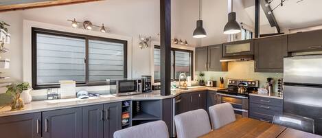 Køleskab, mikrobølgeovn, ovn, kogeplade