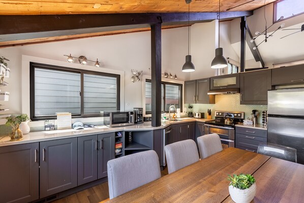 Refrigerador, microondas, horno y parrilla de estufa 