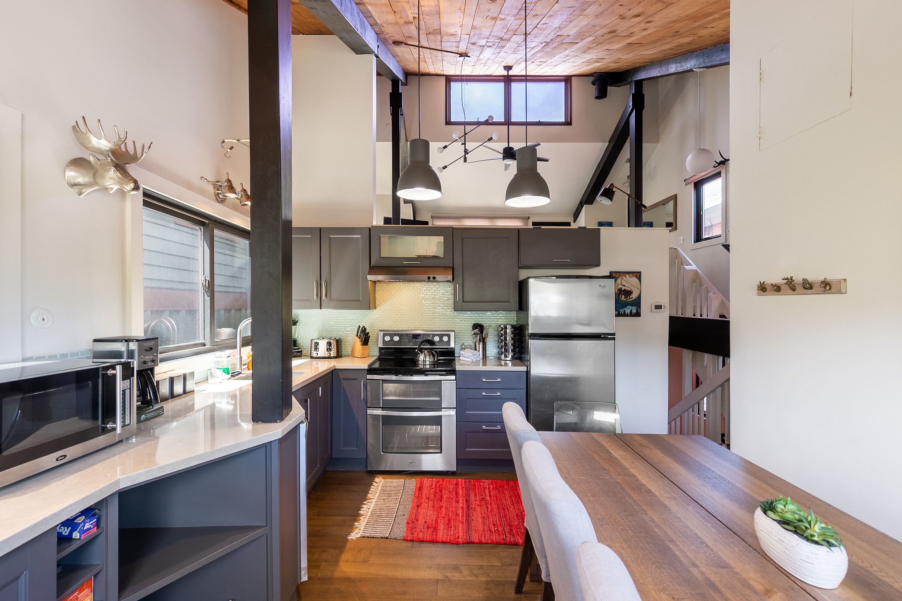 Kylskåp, mikrovågsugn, ugn och spishäll