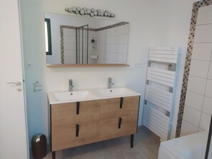 Dusche, Haartrockner, Handtücher
