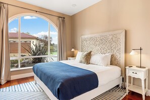 6 bedrooms, desk, iron/ironing board, travel cot