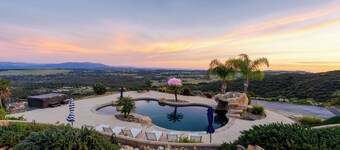 Colina by AvantStay | Private Mountain Top Oasis w/ Pool, Hot Tub, Putting Green
