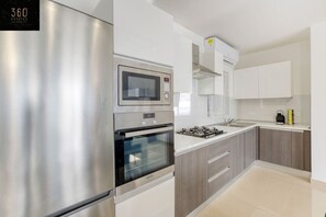 ثلاجة، ميكروويف، فرن، غسالة أطباق