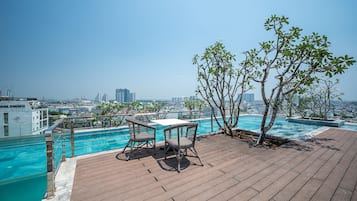 Hồ bơi ngoài trời