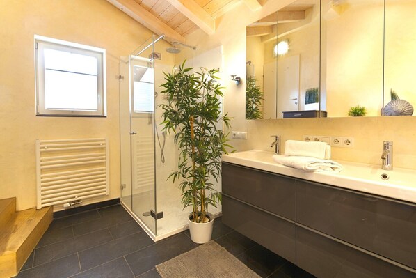 Bathtub, bidet