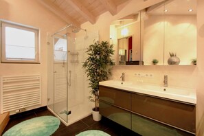 Bathtub, bidet