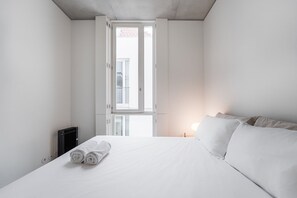 1 bedroom, desk, Internet, bed sheets - GuestReady - The Modern Silveira (Porto)