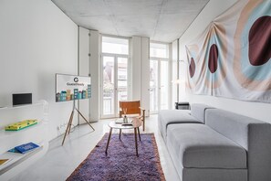 TV, books - GuestReady - The Modern Silveira (Porto)