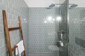 Shower, hair dryer, towels, soap - GuestReady - The Modern Silveira (Porto)