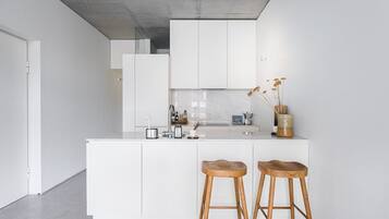 Fridge, oven, dishwasher, coffee/tea maker