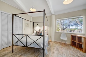 6 Schlafzimmer, Schreibtisch, Bügeleisen/Bügelbrett, Reisekinderbett
