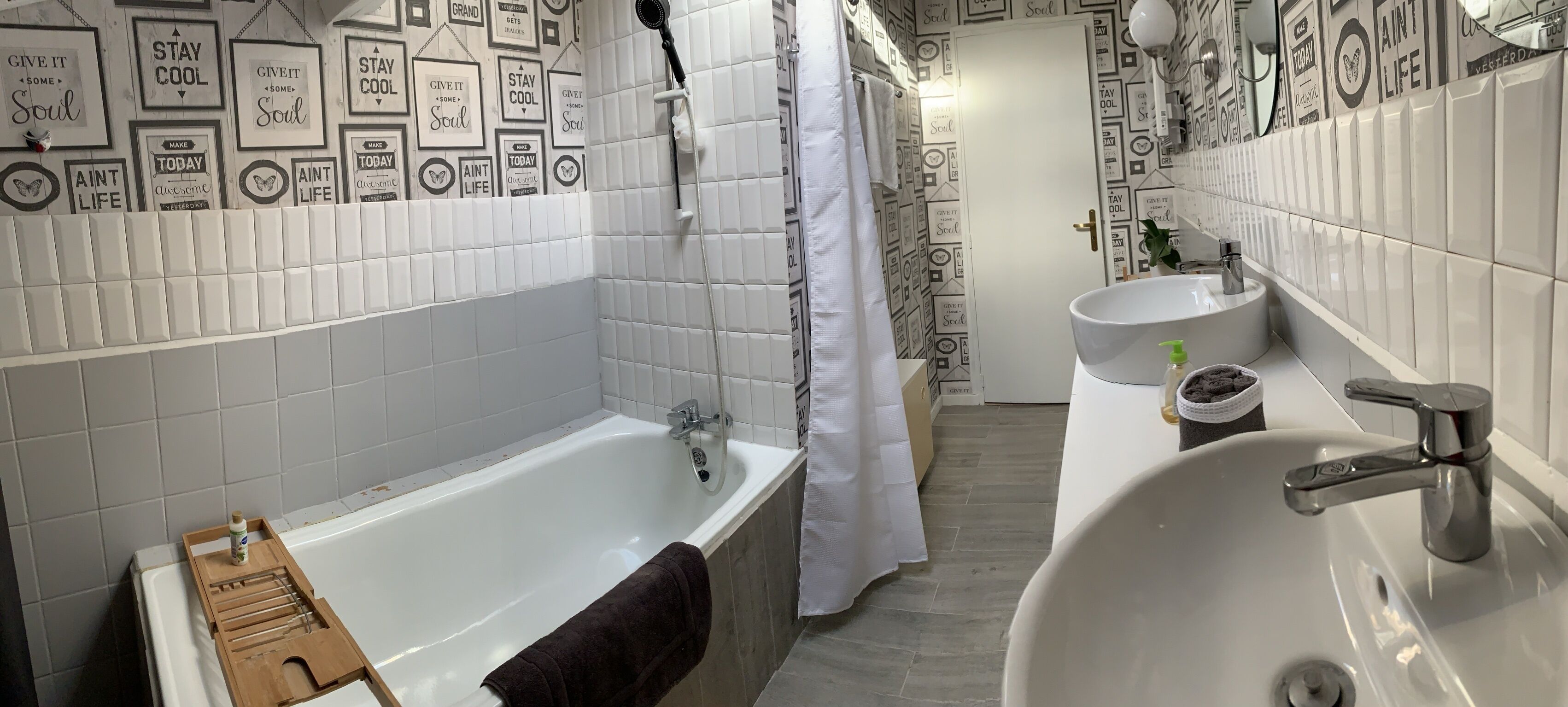 Een badkamer met een bad, een wastafel en een douchegordijn.