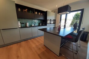Frigorífico, microondas, horno y placa de cocina