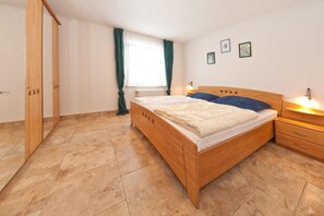 2 Schlafzimmer, Reisekinderbett, kostenloses WLAN, Bettwäsche
