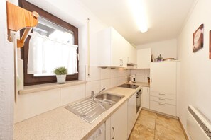 Fridge, oven, stovetop, dishwasher