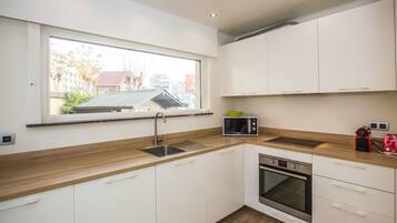 Geladeira, micro-ondas, fogão, cooktop