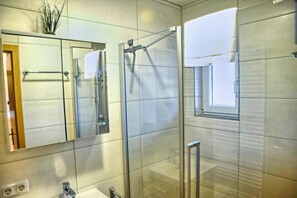 Shower, hair dryer - Peaceful Garden Apartment (Füssen)