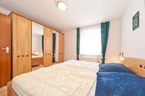 2 bedrooms, travel crib, free WiFi, bed sheets