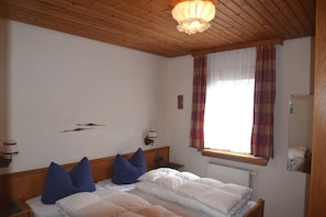 2 bedrooms, travel cot, free WiFi, bed sheets
