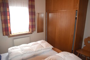 2 bedrooms, travel crib, free WiFi, bed sheets