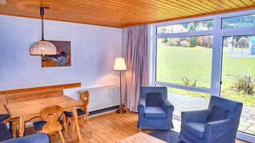 Fernseher, Tischtennisplatte