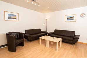 Una Smart TV, una mesa de tenis de mesa