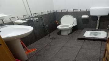 Habitación doble Deluxe | Baño | Regadera, amenidades de baño de diseñador, toallas, jabón