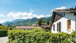 A residential area with houses, a clear sky, and mountains in the background. - Garden Apartment in Füssen (Füssen)